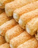 طرز تهیه شیرینی ساق عروس قنادی در خانه: رازهای یک بافت ترد و کرم لطیف